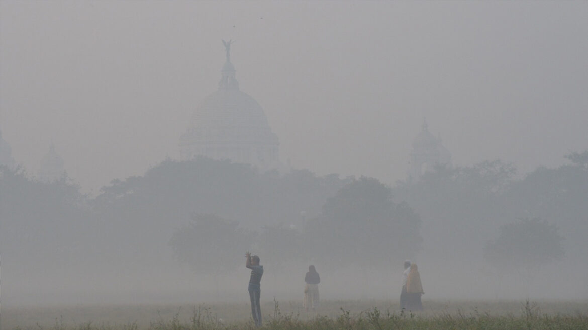 সকালে কুয়াশায় ঢাকা ময়দান। ছবি: রাজীব বসু