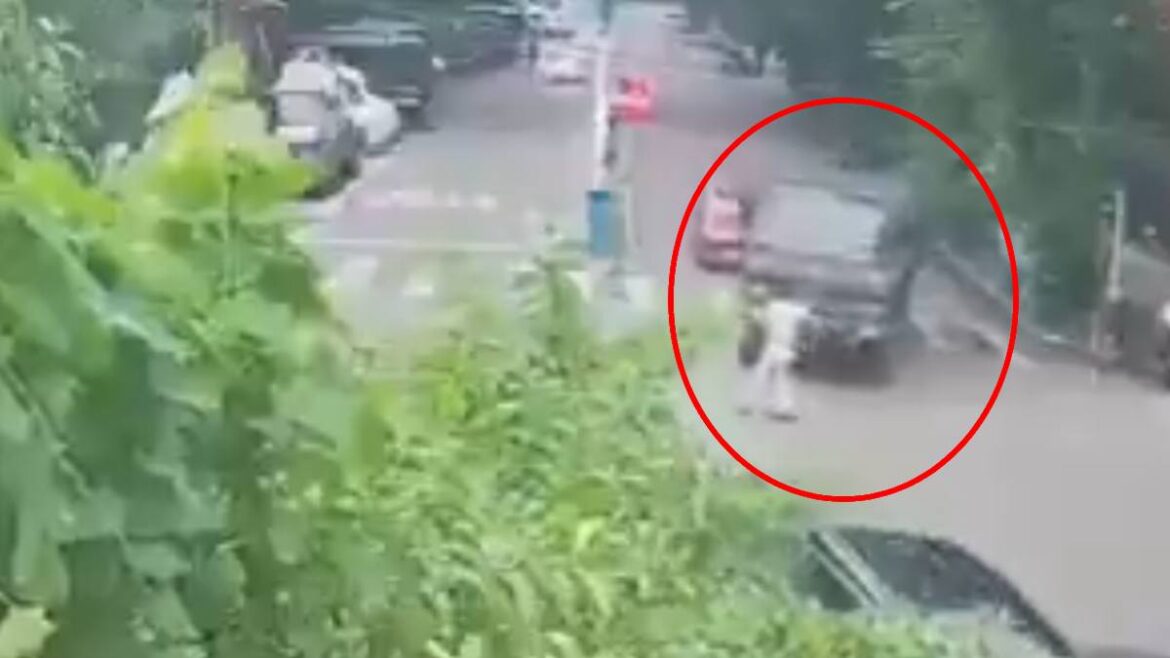 army-truck-stopped-kolkata-police-cp-car-incident